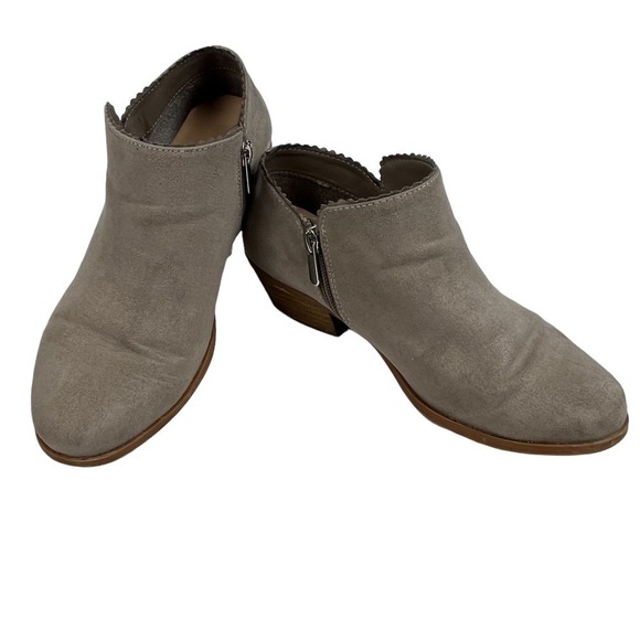 Torrid Ankle Booties Womens Size 7 Scalloped Trim Taupe Faux Suede Zip - Picture 2 of 12